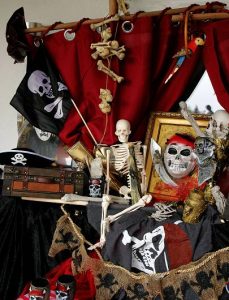Piratenkiste mit viel Dekoration